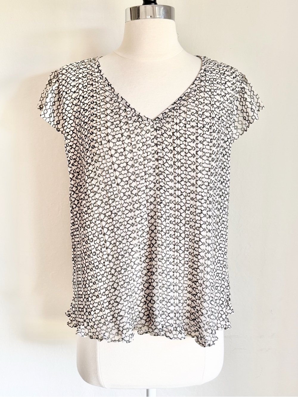 Adriana Papell Pleated Vneck Flutter Sleeve Blouse Chain Print Ivory Black, NWOt